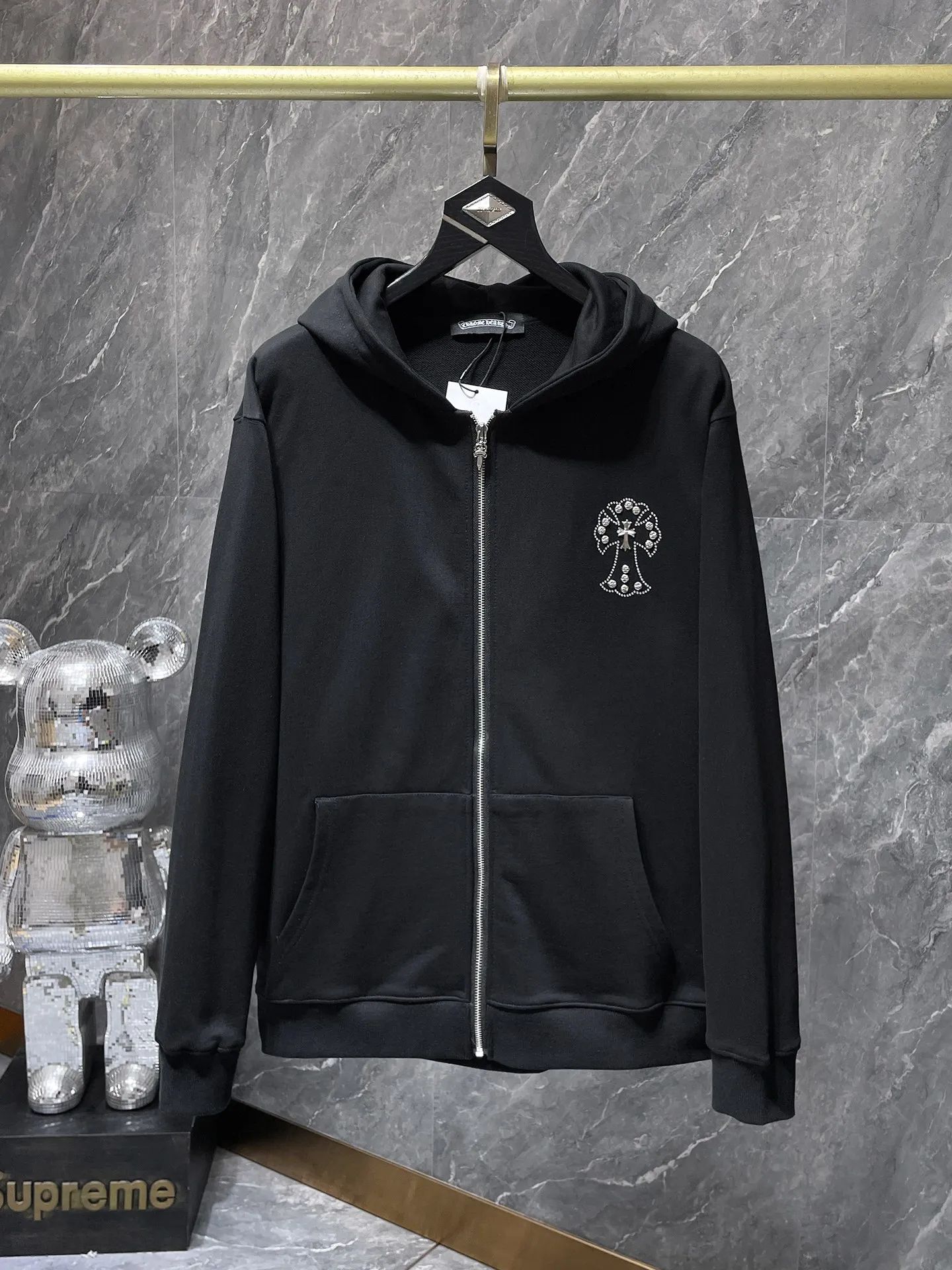P276 Chrome Hearts Autumn and Winter 2025 Counter Synchronization Chrome Hot Diamond Cross Handmade Willow Sweatshirt Imported Diamond➕Handmade Willow Improved Customized Version 1:1 High Weight High Quality Fabric Recommended Color: Black White Code Number: S, M, L, XL